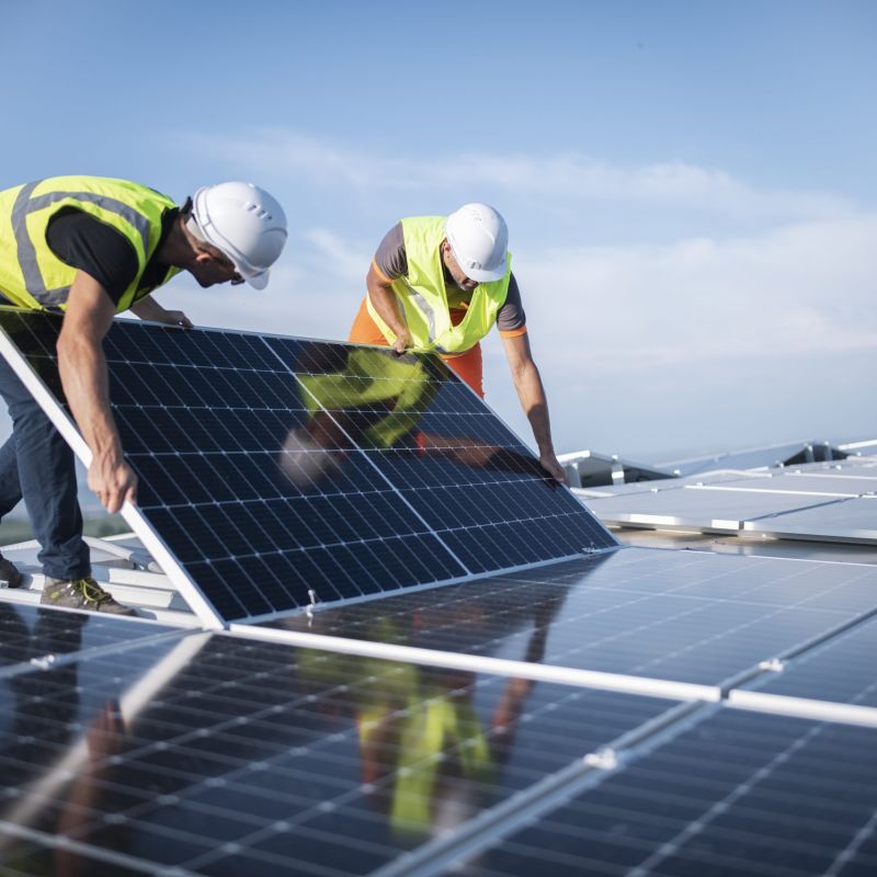 Hombres colocando placas solares
